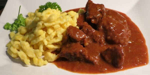 Gulasch mit Spätzle