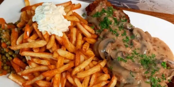 Jägerschnitzel nach Art des Hauses: Eine Herzhaft-Traditionelle Gaumenfreude