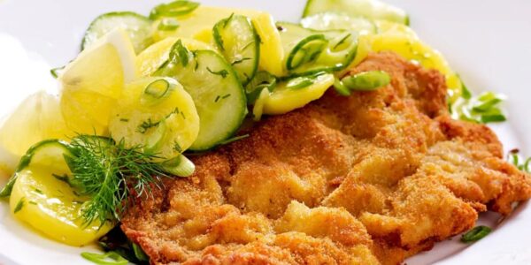 Klassisches Schnitzel mit Kartoffel und Gurkensalat – Ein Herzhaftes Rezept