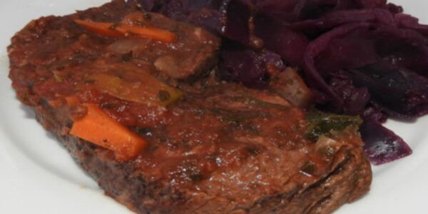 Rinderbraten mit Apfelrotkohl und Kartoffeln