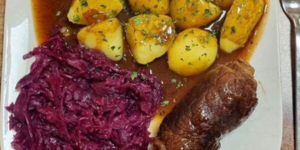 Rouladen mit Rotkohl und Kartoffeln