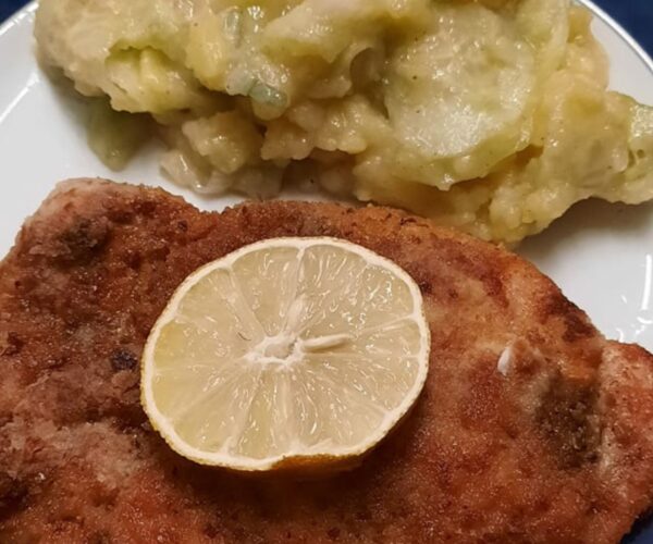 Schnitzel mit Kartoffel-Gurkensalat: Ein Klassiker der Deutschen Küche