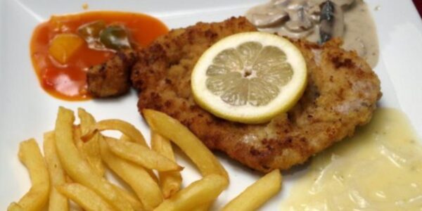 Wienerschnitzel mit Pommes und Gemüse und Hollandaise