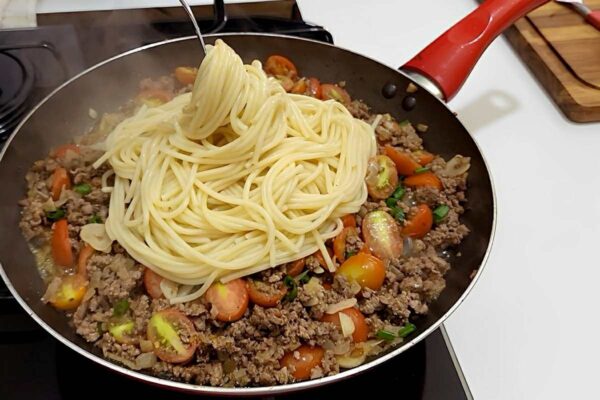 Pasta in Butter mit gemahlenem Fleisch und eine Freude