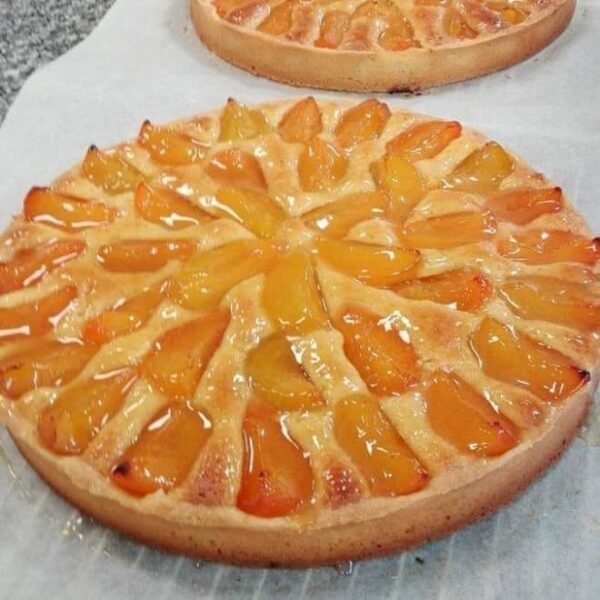 Tart mit Aprikosen und Sahne